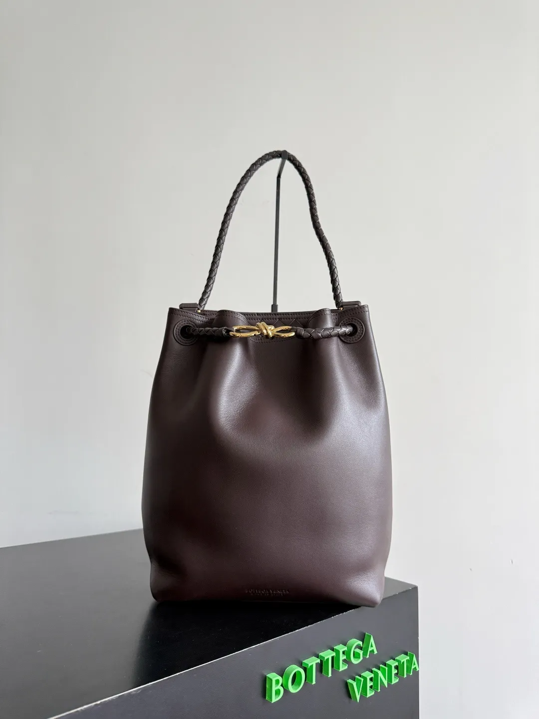 Batch 2660 BOTTEGA VENETA2025 new Andiamo bucket bag. This bag is made of silky calf leather🐂, with Intrecciato woven internal pockets, unique and eye-catching! The simple and smooth bucket bag shape is classic and versatile. Whether it is paired with a simple basic style or a fashionable personality, it can be adapted to 💯 and easily enhance the fashion sense of the overall look ~ The golden rope knot 🪢 is embellished with woven highlights and the scent of osmanthus in the wind, announcing the message of autumn✉️ When buying a bag, you must look for three things: 🎨Appearance is justice 🧵Excellent craftsmanship 👜Practice Style number: 844169 Size: 24*34*12cm